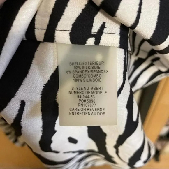 ALICE + OLIVIA Zebra Print Silk Blouse V Neck Short Sleeve Small - Picture 3 of 4